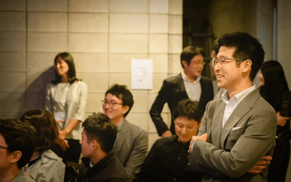 황희영 신임 대표(左)가 오픈서베이 클라이언트 데이에 초청 연사로 왔을 때 나와 한 프레임에 담긴 사진